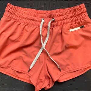 Vuori Clementine shorts - Coral